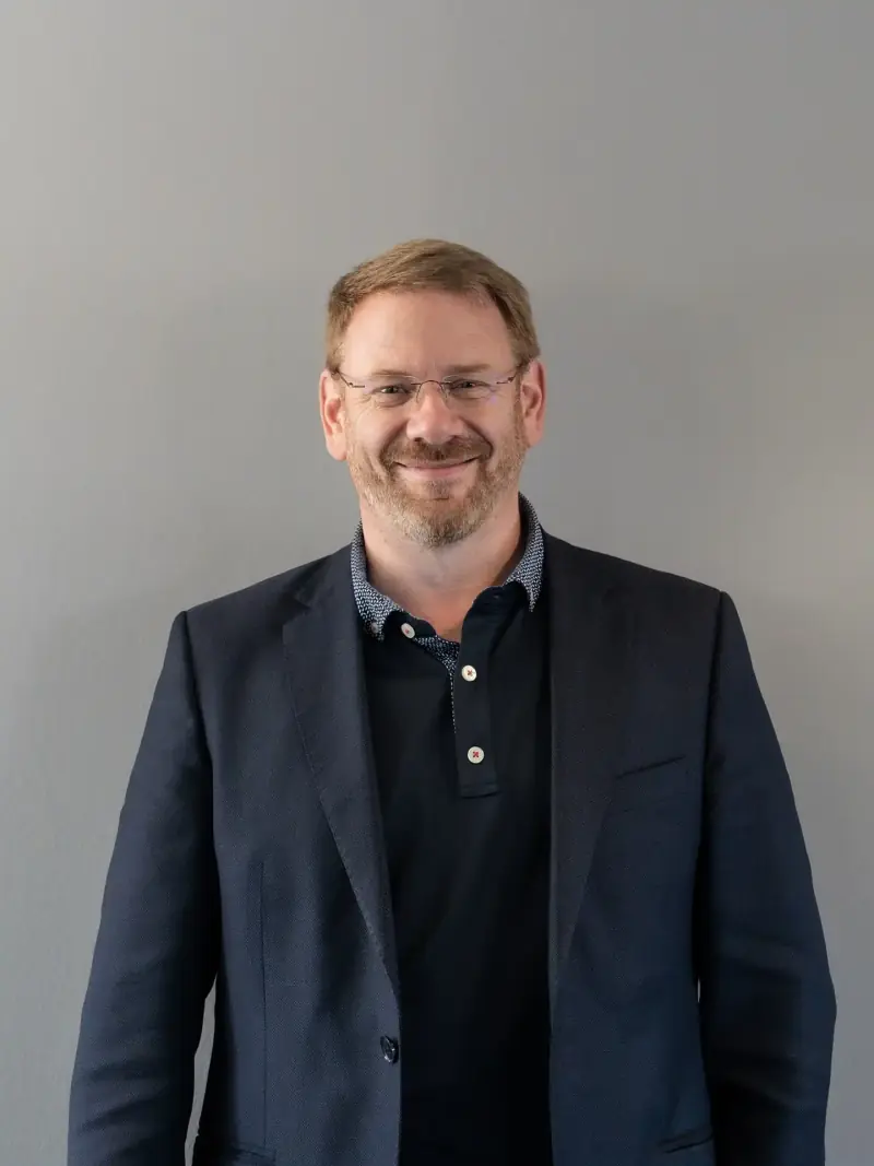 Adam Bennett, Verkaufsberater