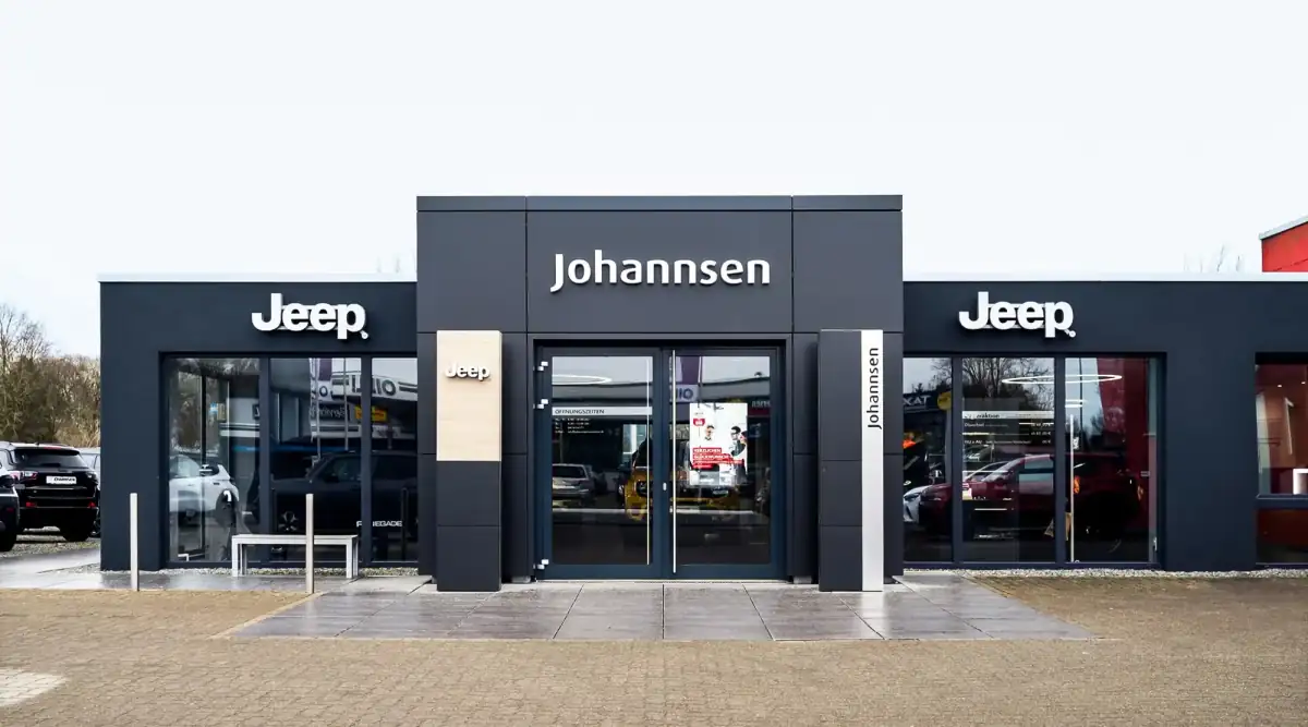 Eingang von Autohaus Johannsen in Drochtersen mit Jeep Logos
