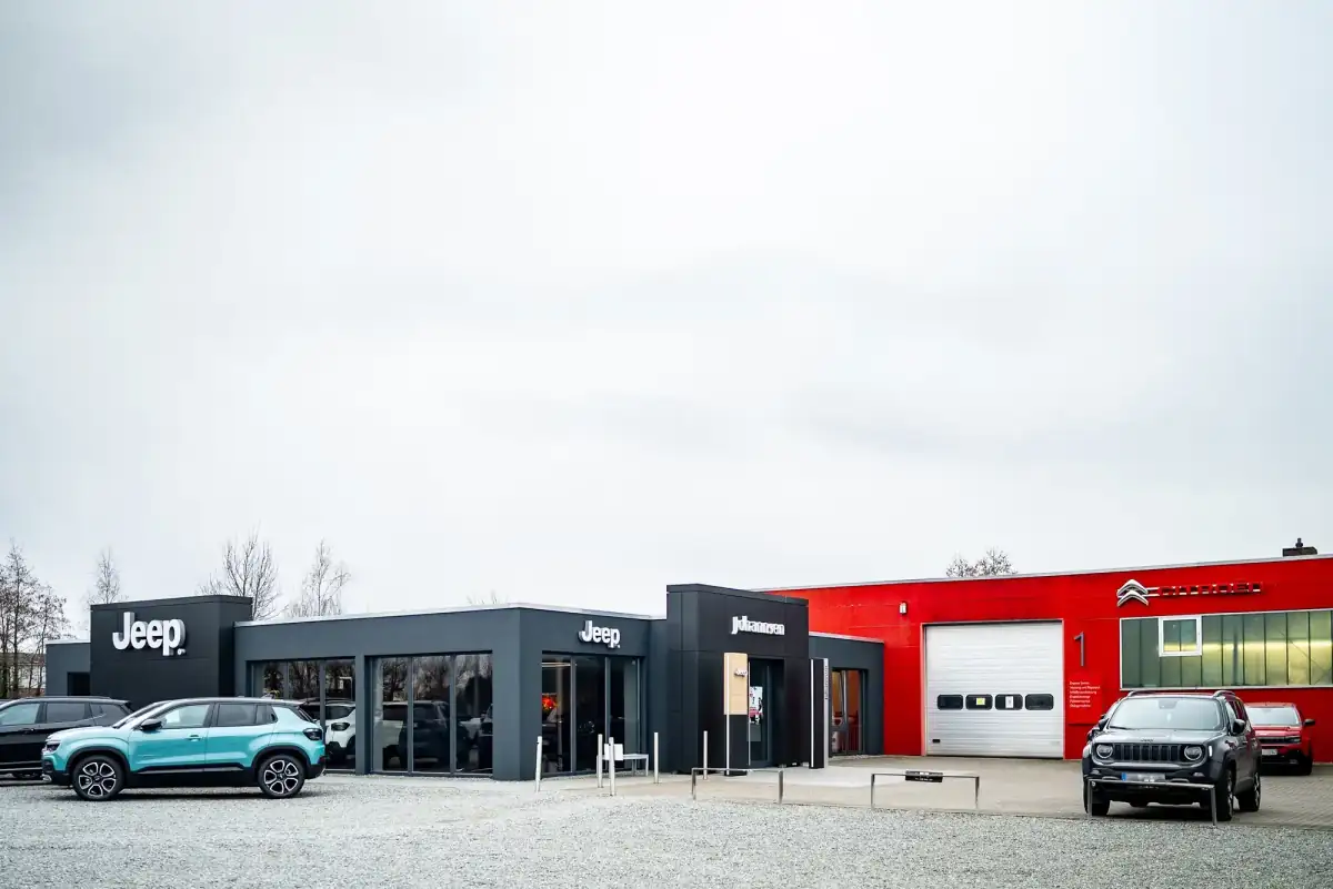 Autohaus Johannsen in der Werkstraße 2 in Drochtersen mit Jeep Showroom und Neuwagen auf dem Hof