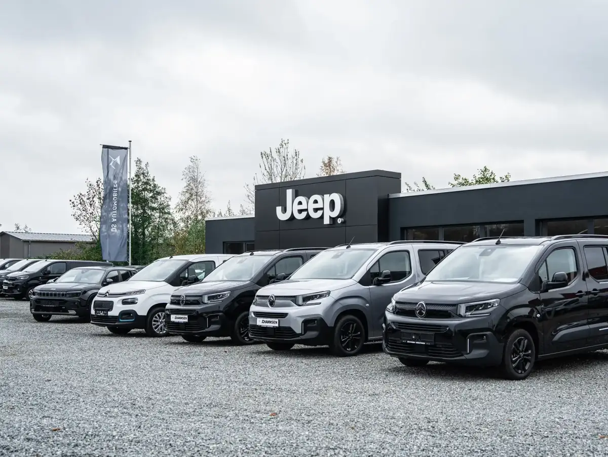 Fahrzeuge auf dem Hof von Autohaus Johannsen in Drochtersen
