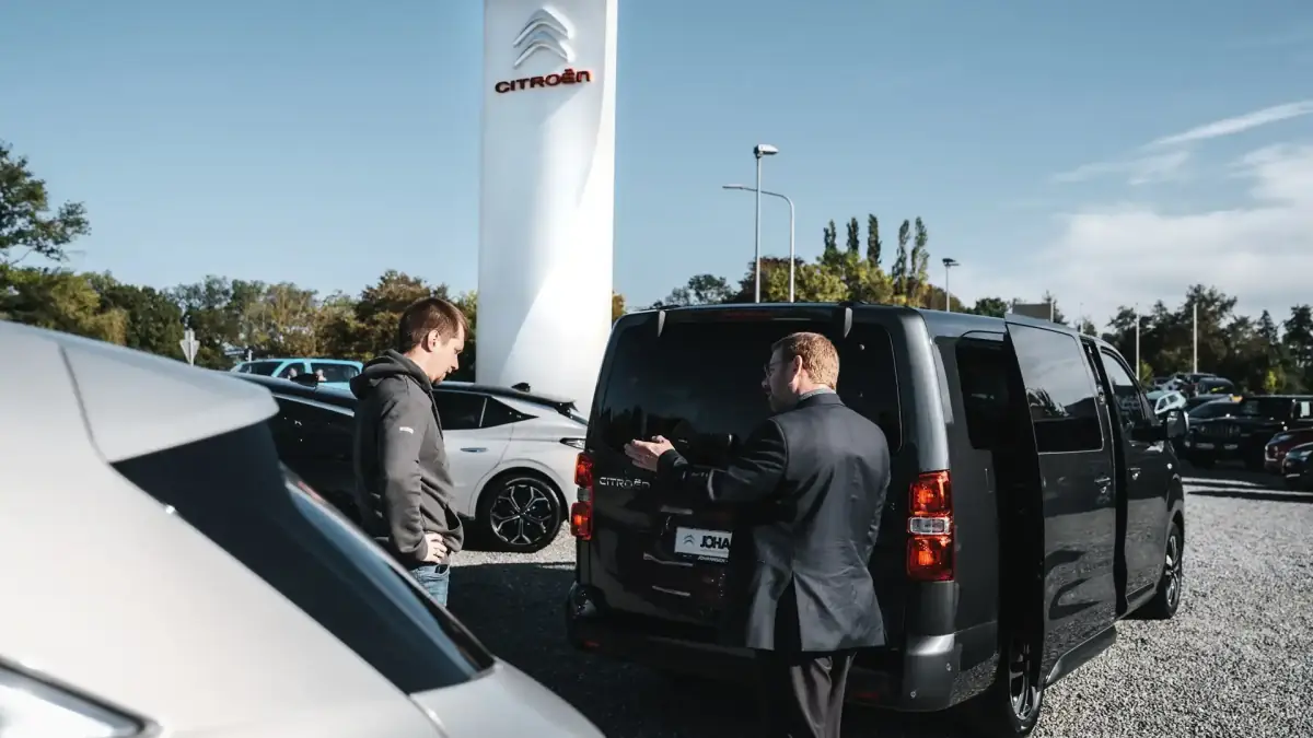 Verkaufsberater von Autohaus Johannsen im Gespräch mit einem Kunden