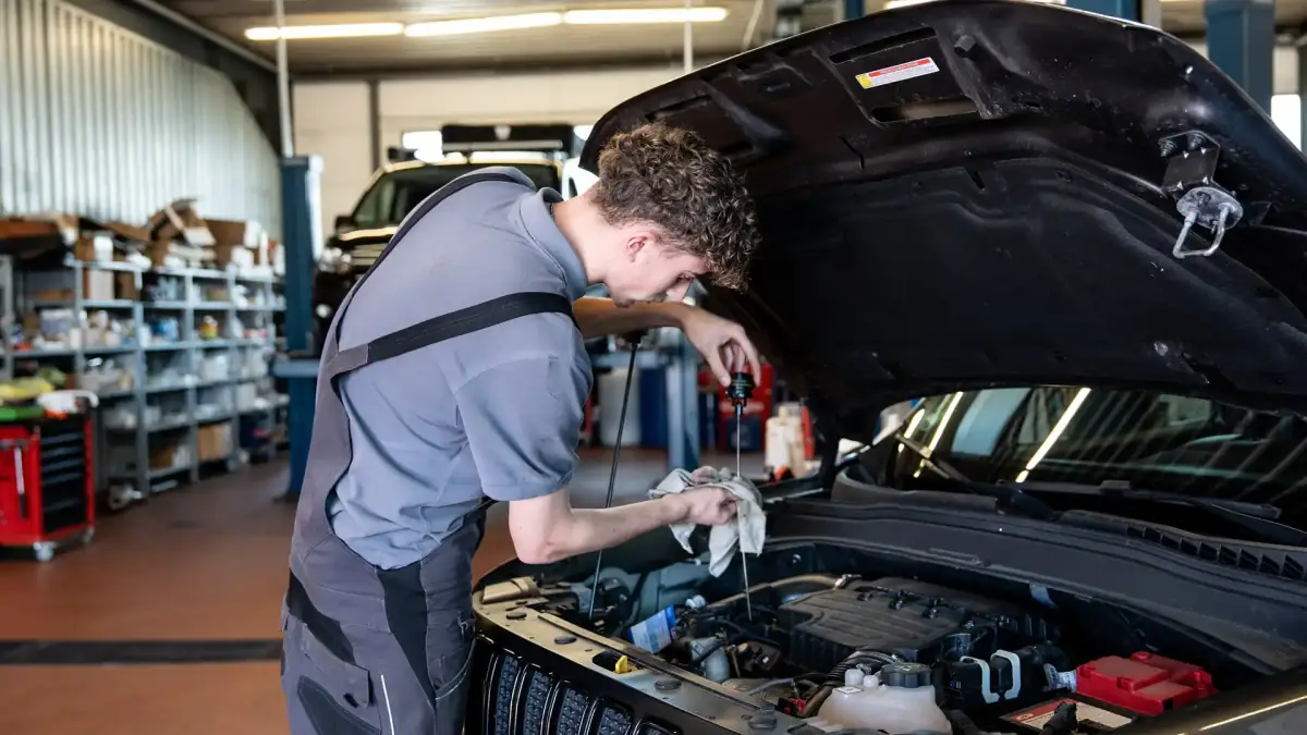 Mechaniker von Autohaus Johannsen prüft den Motorraum eines Fahrzeugs