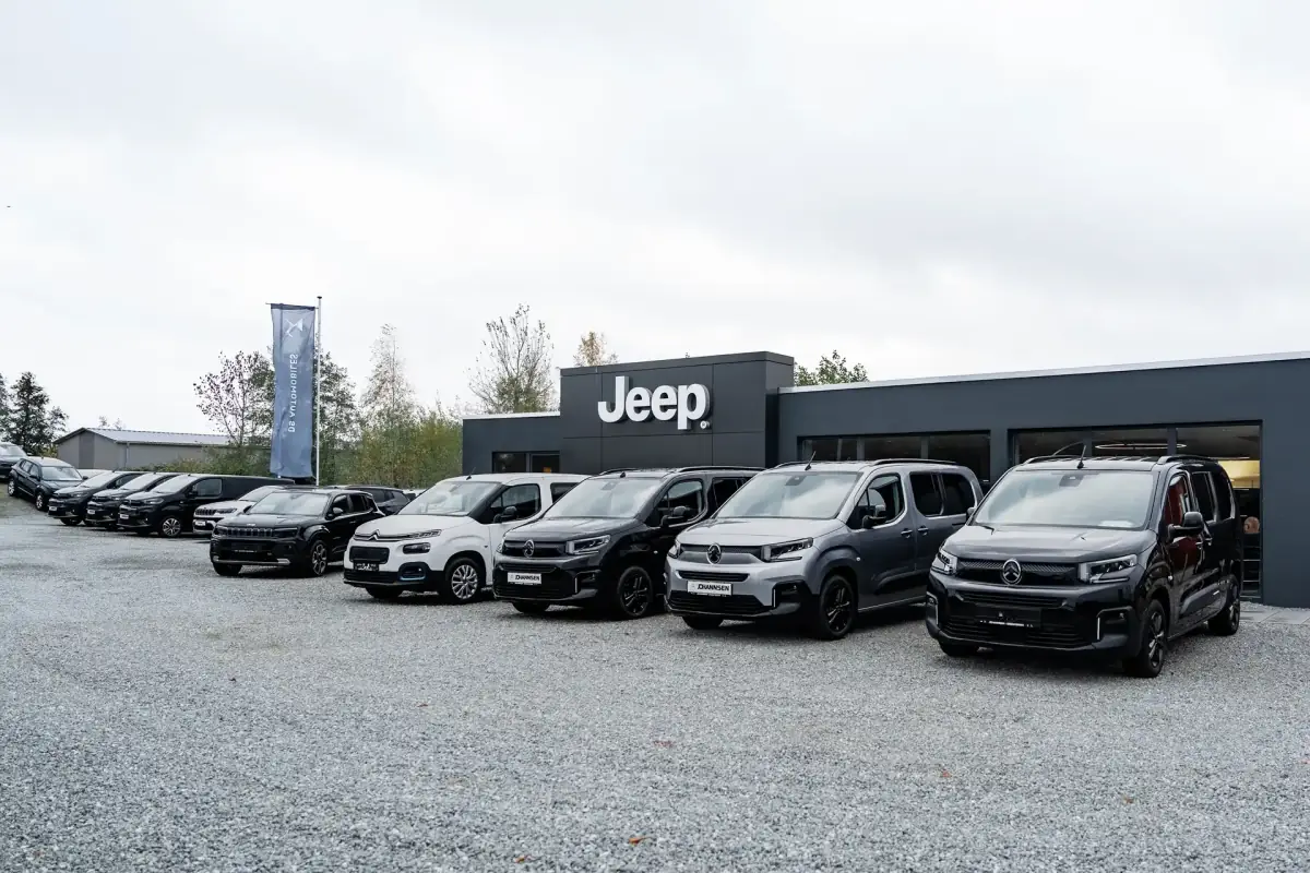 Gebrauchtwagen auf dem Hof vor dem Jeep Showroom in Drochtersen