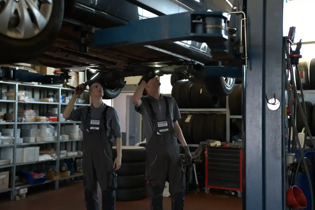 Mechaniker von Autohaus Johannsen arbeiten an einem Fahrzeug auf der Hebebühne