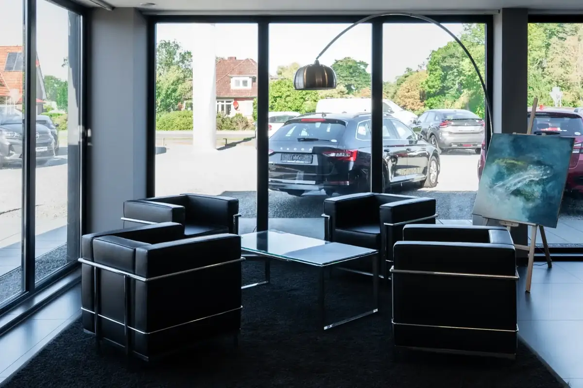 Kundenlounge im Showroom von Autohaus Johannsen