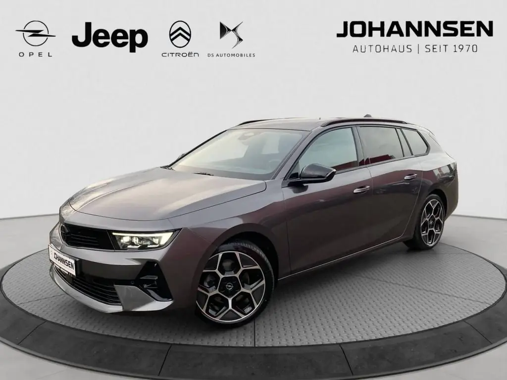 Opel Astra Sports Tourer mit Markenlogos von Autohaus Johannsen