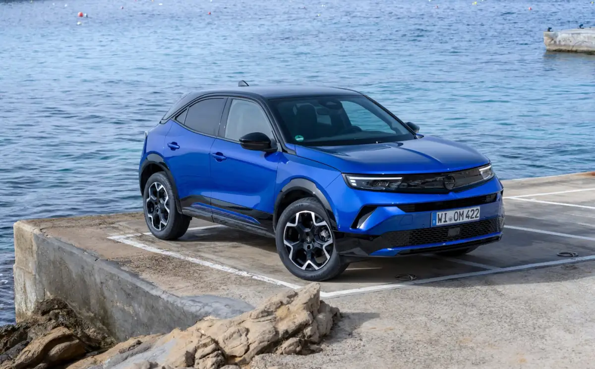 Opel Mokka in Blau an einer Kaimauer am Wasser