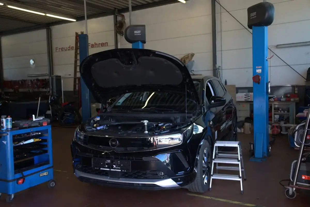 Fahrzeug mit geöffneter Motorhaube in der Werkstatt von Autohaus Johannsen