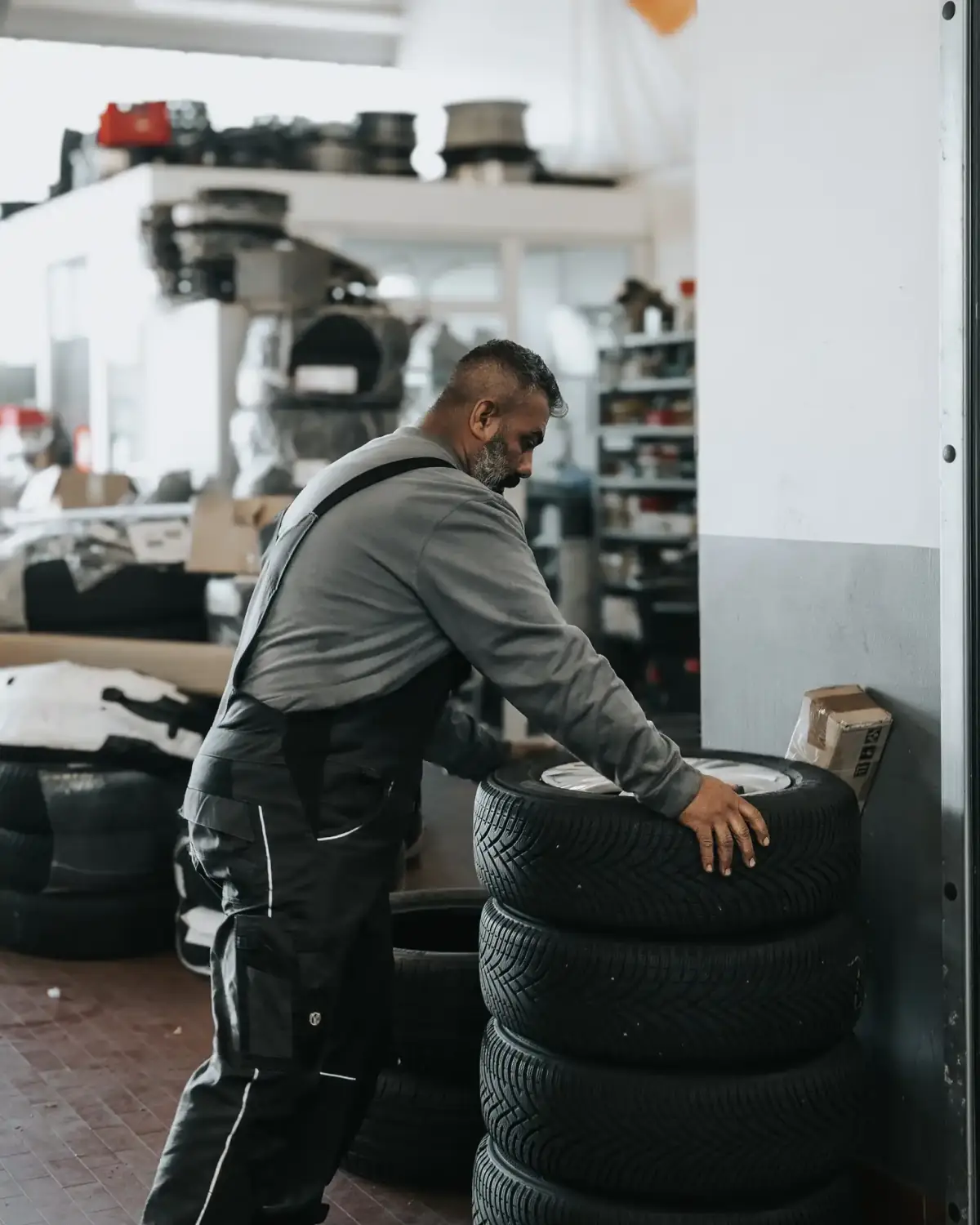 Mitarbeiter von Autohaus Johannsen im Reifenlager