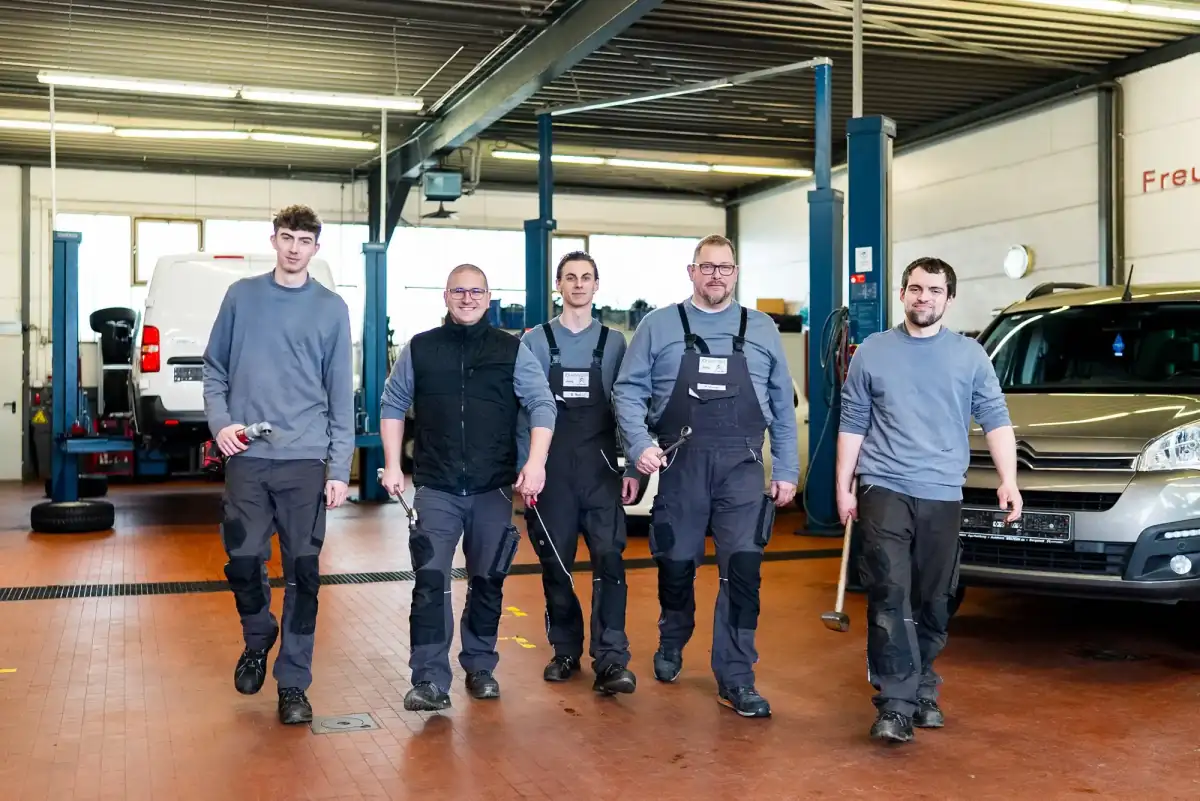 Das Team von Autohaus Johannsen in der Werkstatthalle in Drochtersen