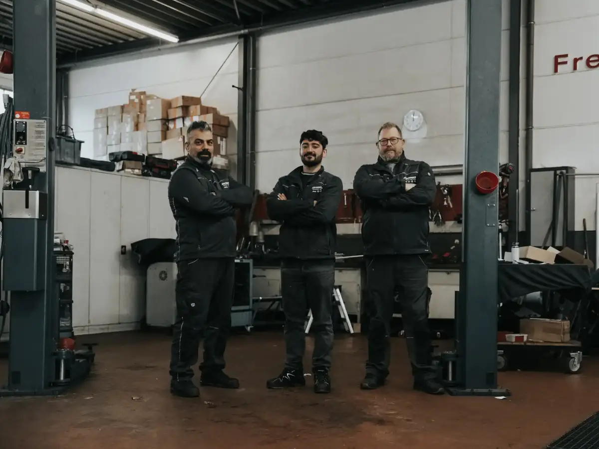 Drei Mechaniker von Autohaus Johannsen in der Werkstatt