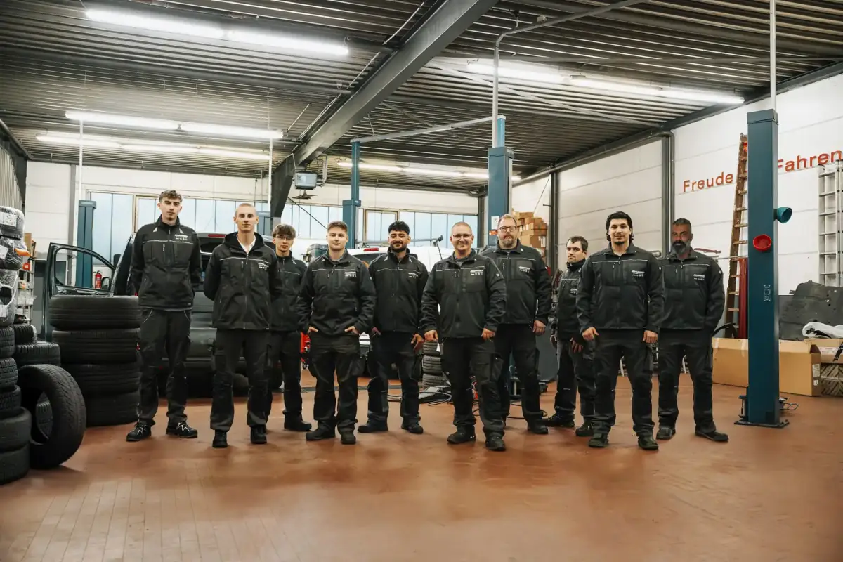 Das Werkstatt-Team von Autohaus Johannsen in der Werkstatthalle in Drochtersen