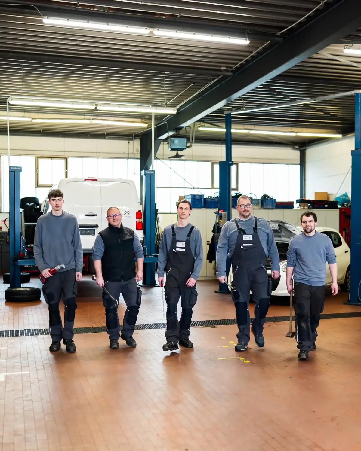 Das Werkstatt-Team von Autohaus Johannsen in der Werkstatthalle in Drochtersen