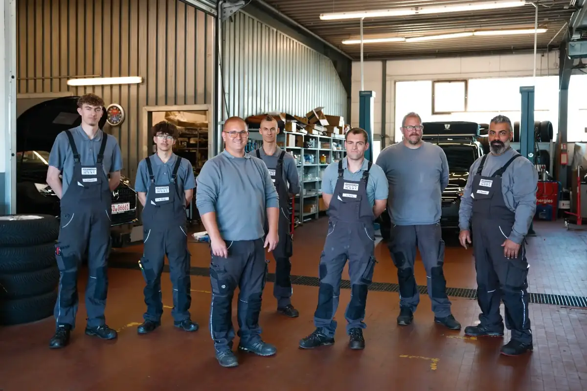 Das Werkstatt-Team von Autohaus Johannsen in der Werkstatt in Drochtersen